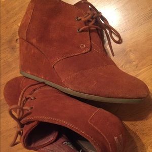 Toms camel wedges size 7.5